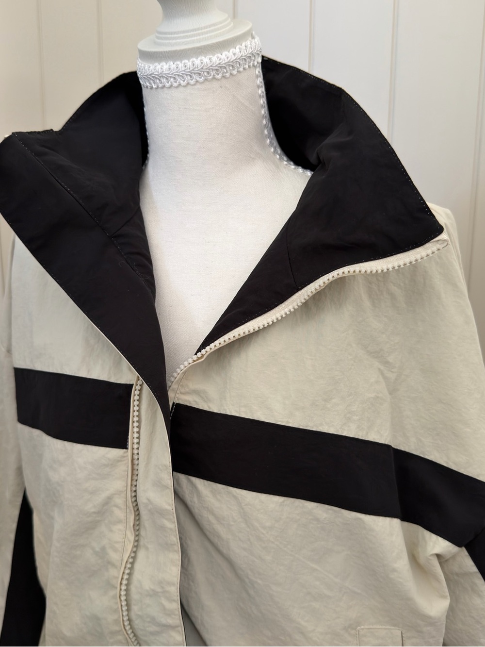 Lioness Essential Windbreaker - Picture 5 of 9